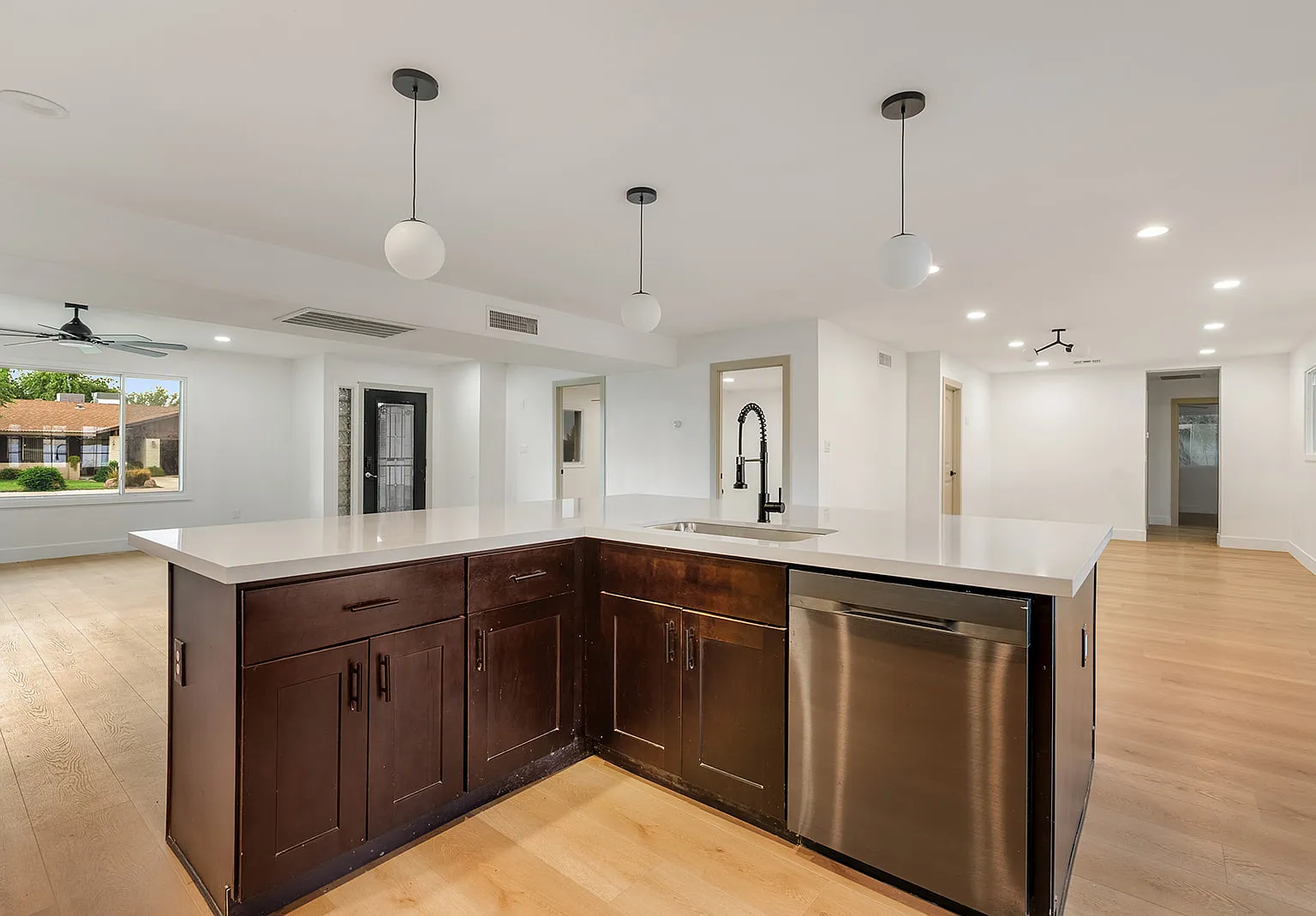 5 bed, 2920 sqft, $4,495 — Photo 3