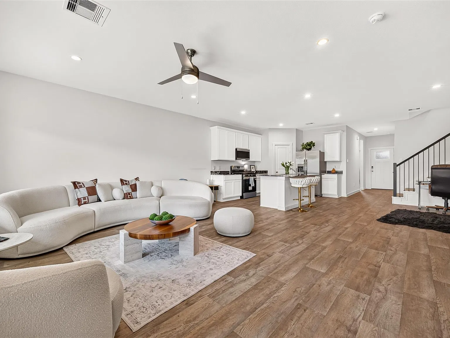 4 bed, 3.0 bath, 2372 sqft, $2,450 — Photo 4