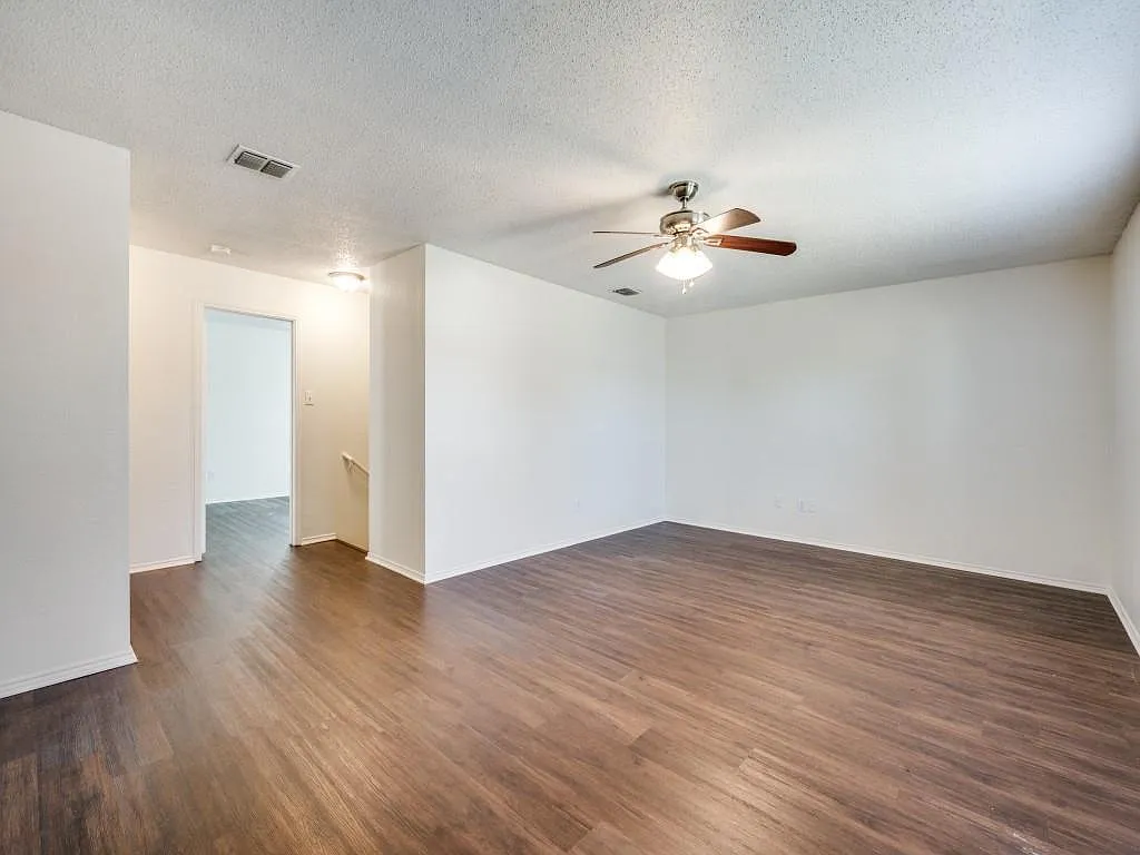 4 bed, 2584 sqft, $2,600 — Photo 3
