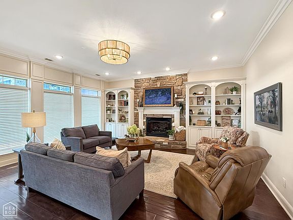 4th image of 4305 Woodcrest Dr