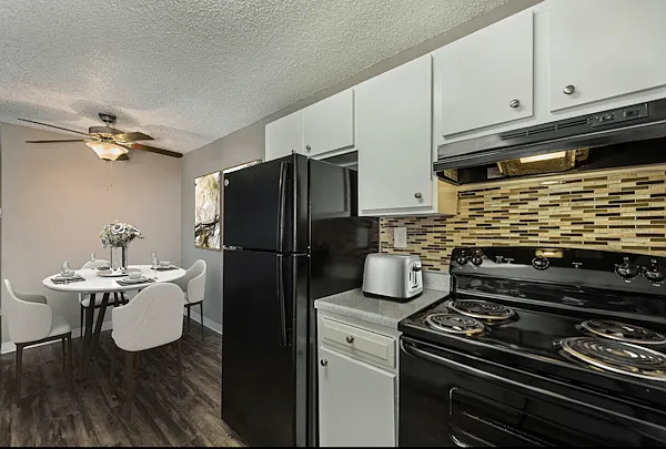 The most Beautiful Renovated Apartments - 1 block form Botanical Gardens