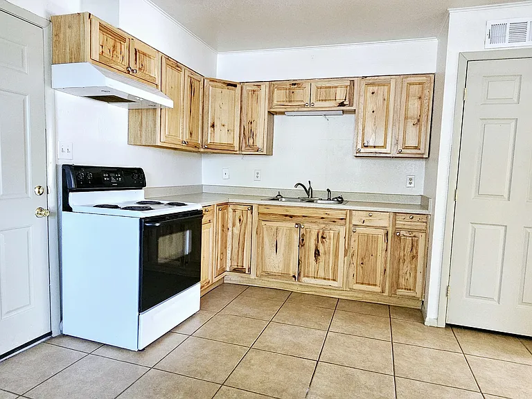 1120 N Miranda St — Photo 9