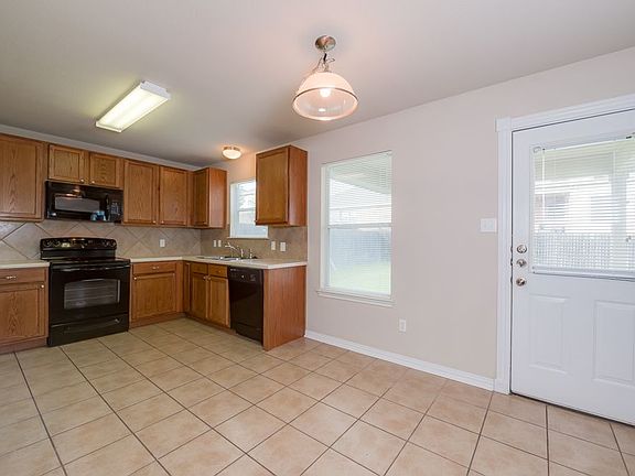 5th image of 212 Hereford St
