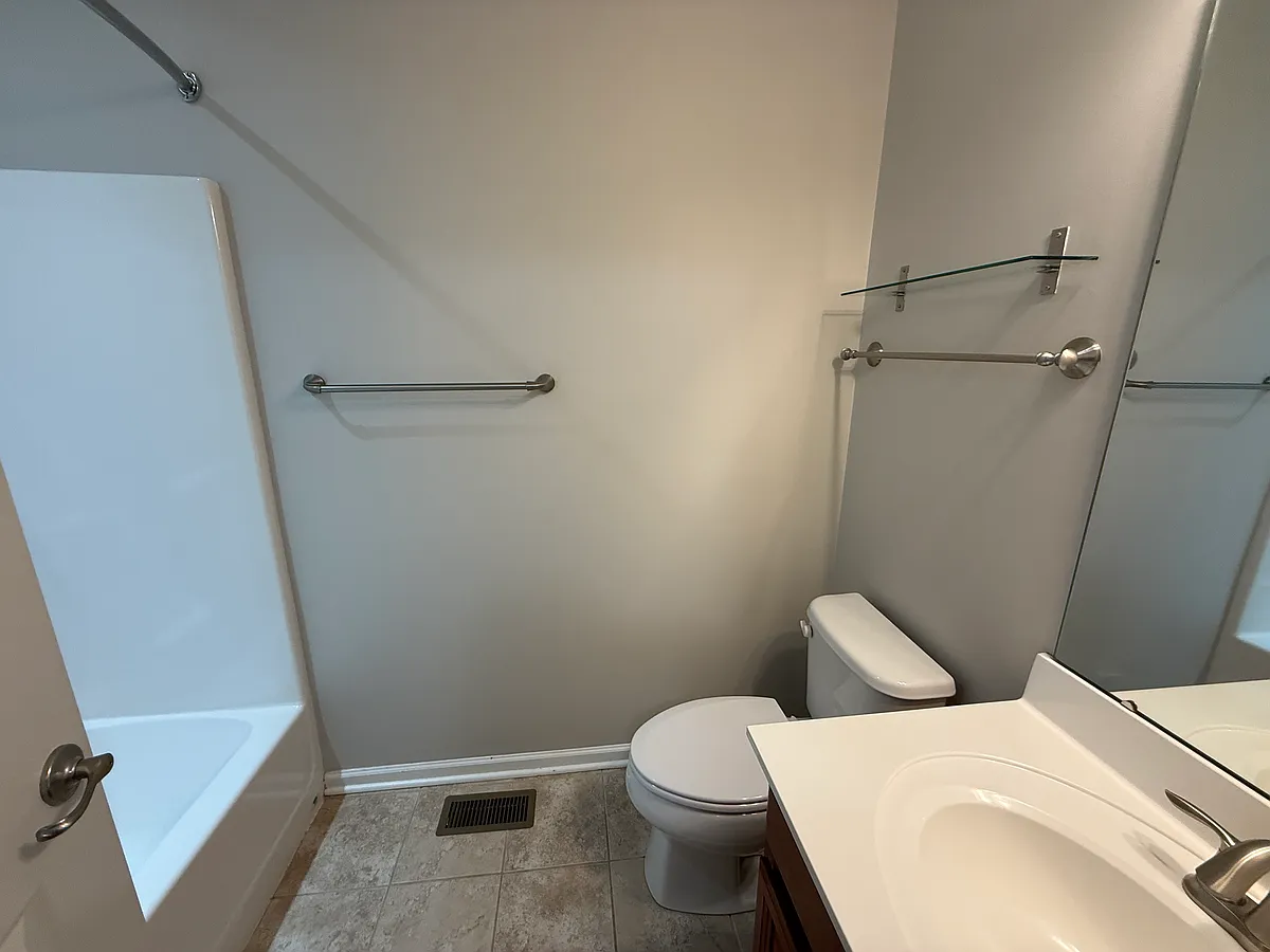 Building Photo - 202 Pointe View Dr