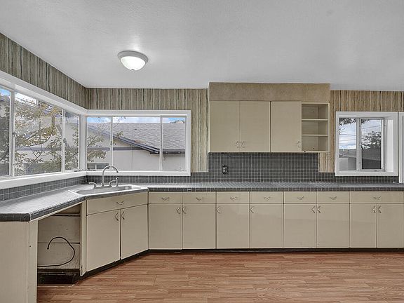 2nd image of 1819 Raynolds St