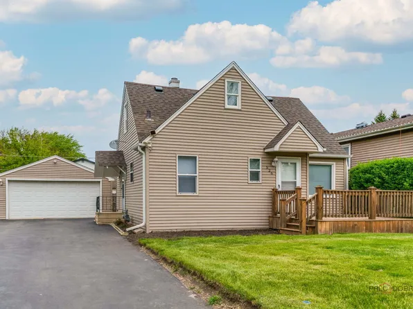 526 Clover Ln, Round Lake Beach, IL 60073