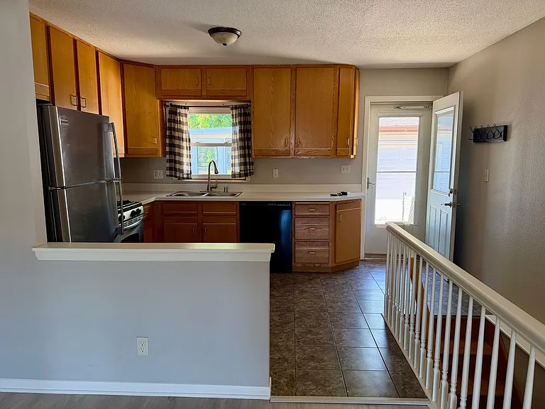625-627 Sand Lake Rd — Photo 4