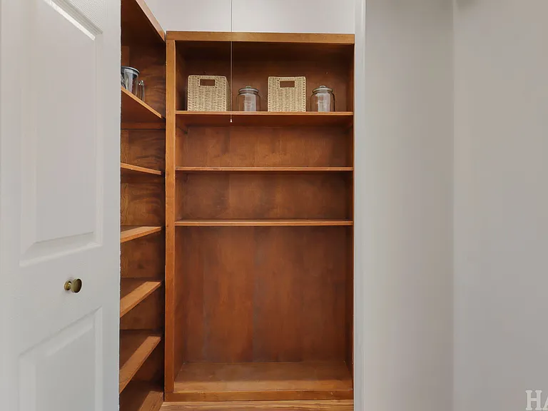 889 Belle Plaine Ave — Photo 5