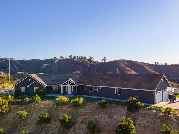 2nd image of 2055 Loma Dr
