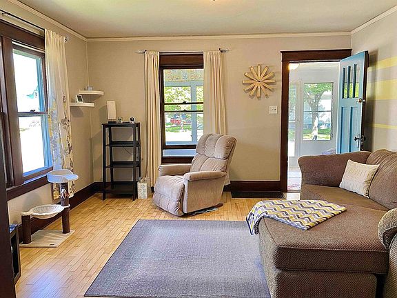 LR has beautiful wood floors