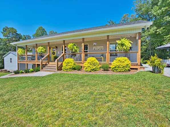 261 Tanasi Ln, Franklin, NC 28734