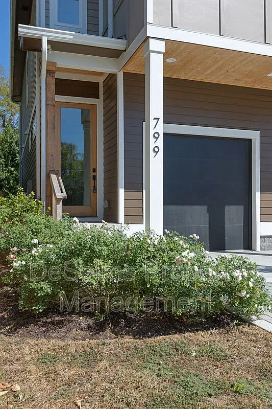 3 bed, 2.5 bath, 2200 sqft, $3,000 — Photo 3