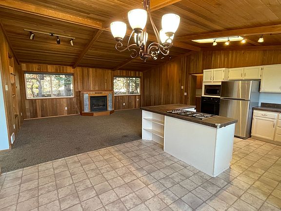 4th image of 103 NW Madrona Way