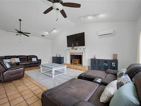 5th image of 214 Bayview Dr