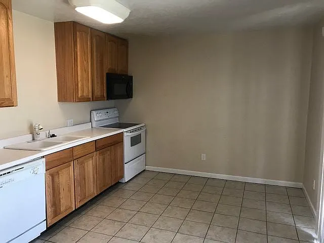 510-5 S Poplar St — Photo 16