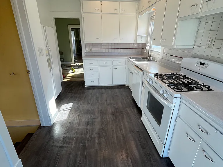 806 Marsh St — Photo 4
