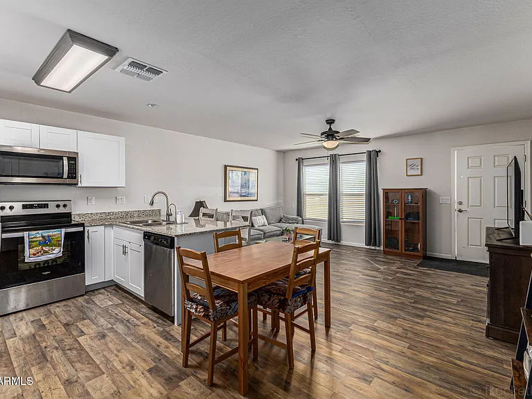 118 W Dewey Ave — Photo 3