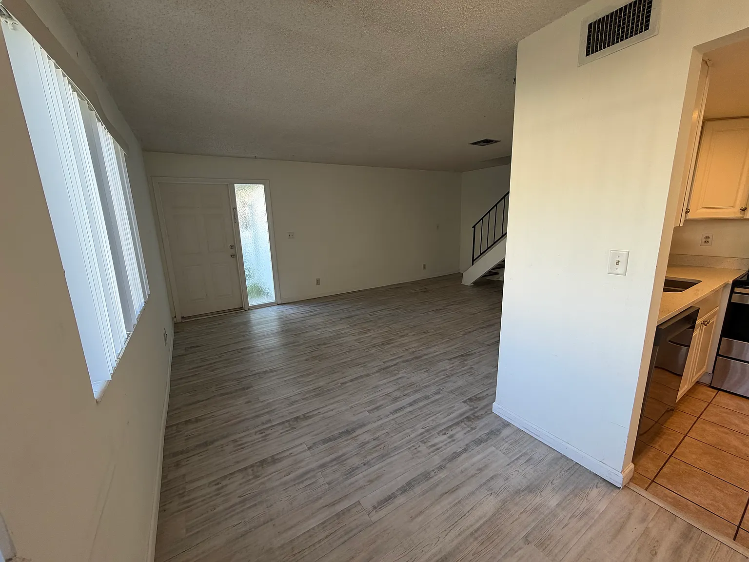 2 bed, 896 sqft, $1,380 — Photo 3