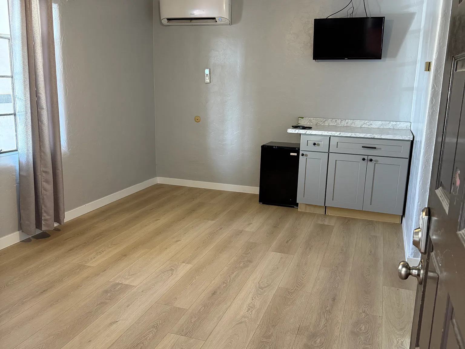 Studio, $1,000 — Photo 2