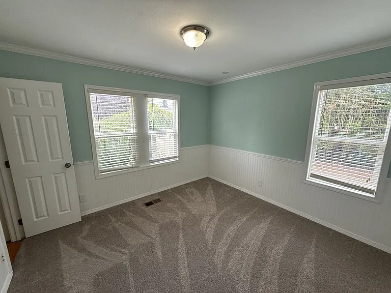 4627 Thorman Ave NE — Photo 9