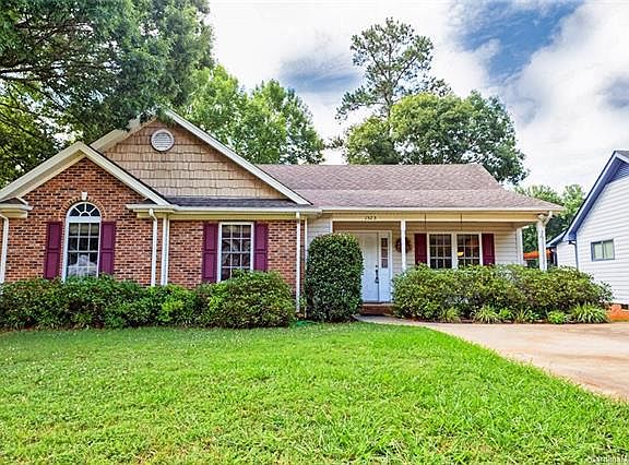 3rd image of 1523 Breckenwood Dr