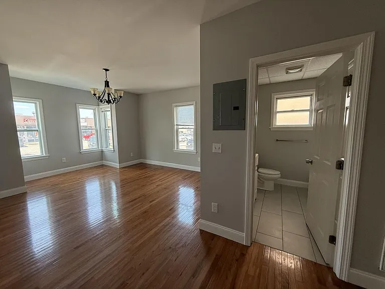1033 N Main St — Photo 8