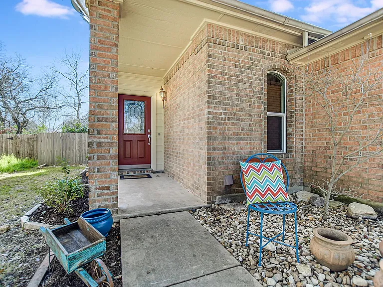 912 Moser River Dr — Photo 2