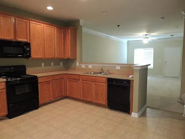3 bed, 2.5 bath, 1444 sqft, $1,900 — Photo 2