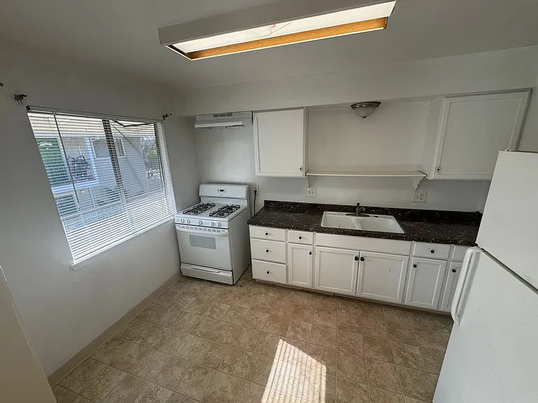 Las Palmas Apartments — Photo 6