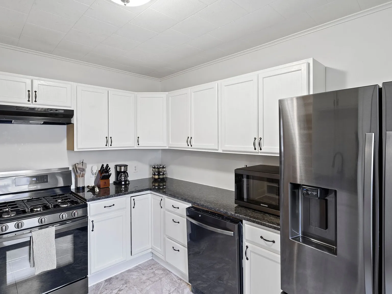 2 bed, 1.5 bath, 1434 sqft, $2,300 — Photo 4