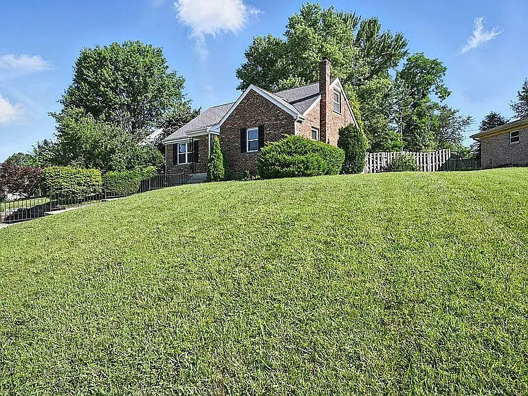 Building Photo - 653 Lakeshore Dr