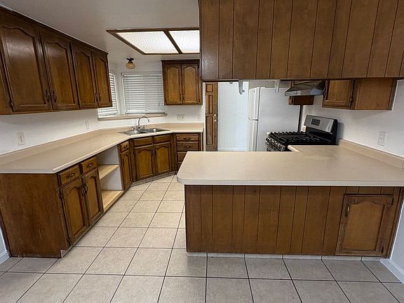 4th image of 2642 N Fairway St