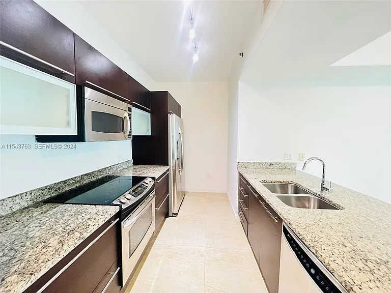 950 Brickell Bay Dr — Photo 3