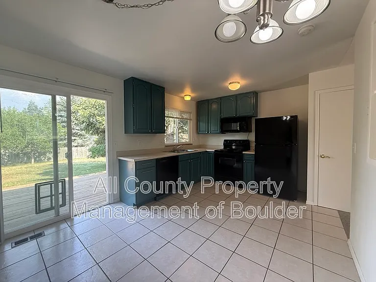 1520 Taft Ct — Photo 5