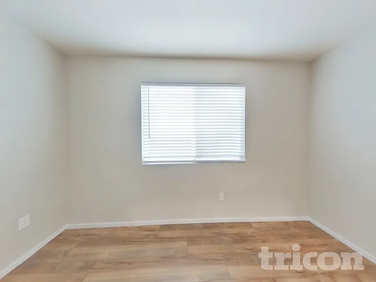 902 Emily St — Photo 9