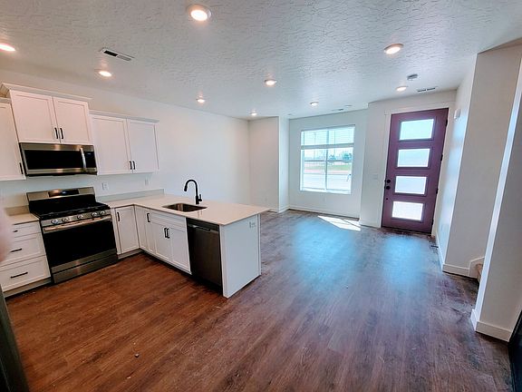 3rd image of 622 S Red Berry Dr