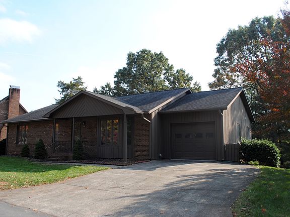 Attached Garage!