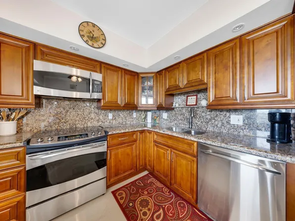 3095 N Course Dr APT 811, Pompano Beach, FL 33069