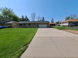 1446 Eldridge Ave E, Maplewood, MN 55109