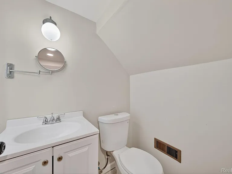 9290 Wildemere St — Photo 14