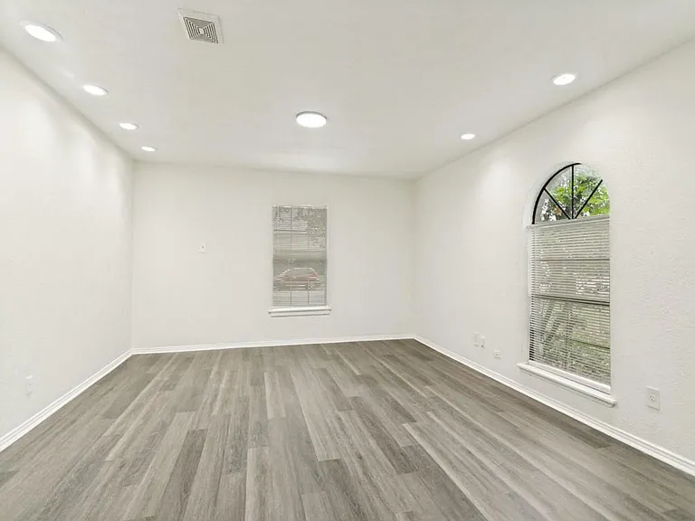905 Hawthorne Dr — Photo 16