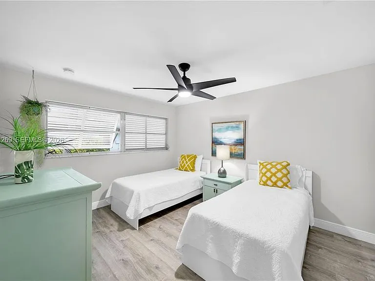 1138 N Lucerne Ave — Photo 22