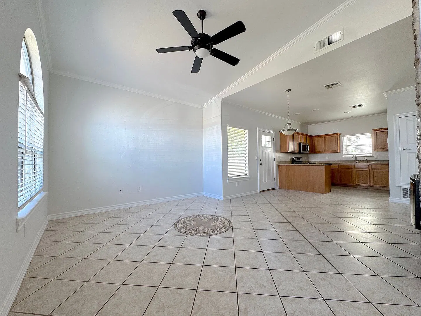 East El Paso 4bed/3.5bath Refrig A/C with Casita Perfect for Large Families! — Photo 3