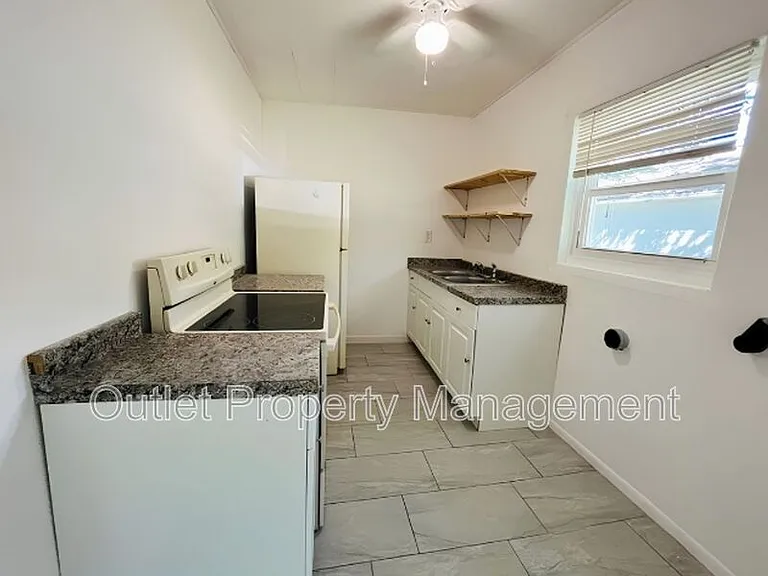 918 E 10th St #918B — Photo 5