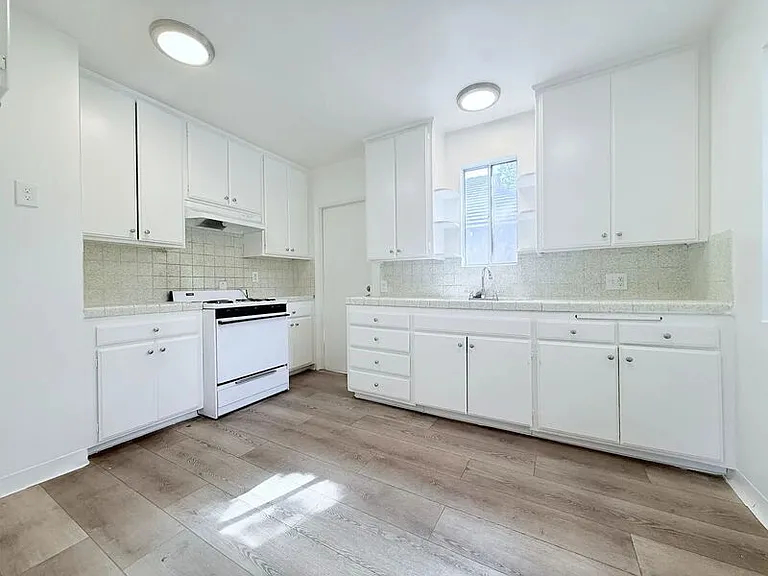 10565 Camarillo St — Photo 9