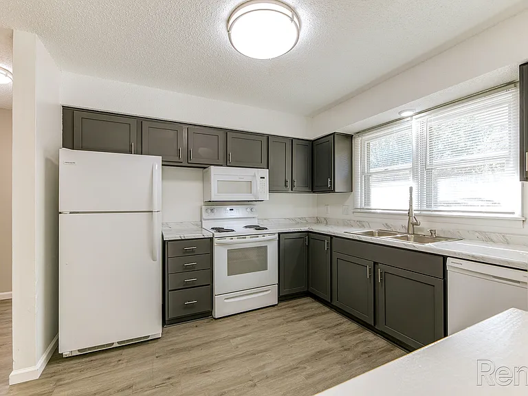 Shoreline Place Apartments — Photo 6