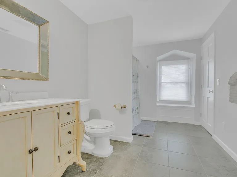 345 Colonial Rd — Photo 27