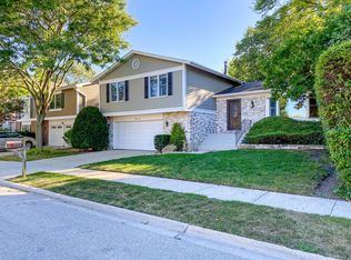 1110 Grant Pl, Vernon Hills, IL 60061