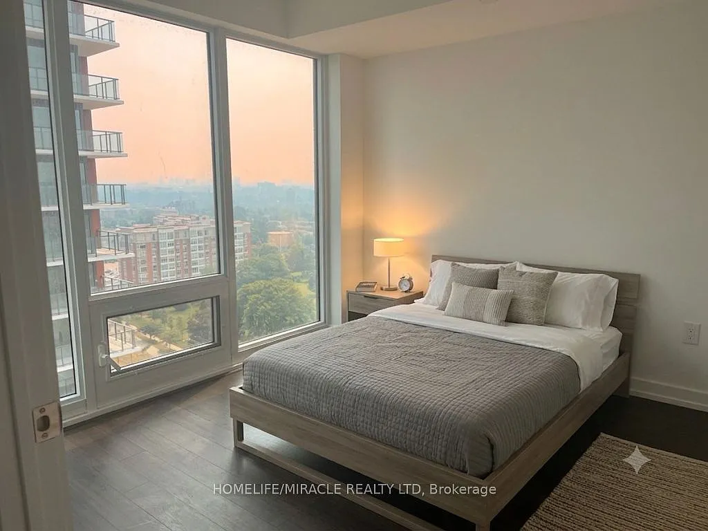Notting Hill Condos — Photo 4