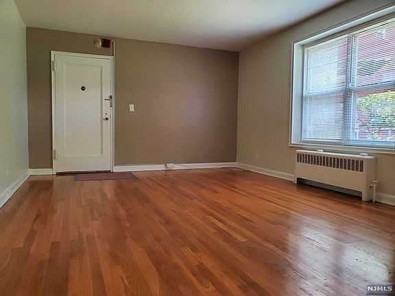 5th image of 2340 Linwood Ave #1F-401F